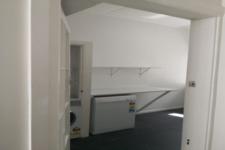 Photo of property in 6 Rixon Grove, Mount Victoria, Wellington, 6011