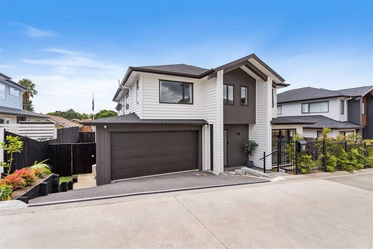 Photo of property in 10 Huaota Place, Botany Downs, Auckland, 2010