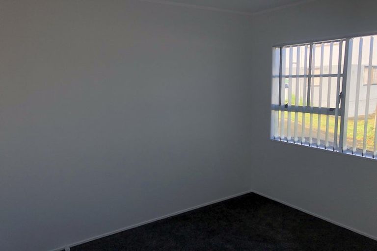 Photo of property in 1/127 Lynn Road, Bayview, Auckland, 0629
