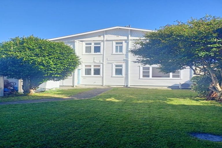 Photo of property in 28-28a Plunket Avenue, Petone, Lower Hutt, 5012