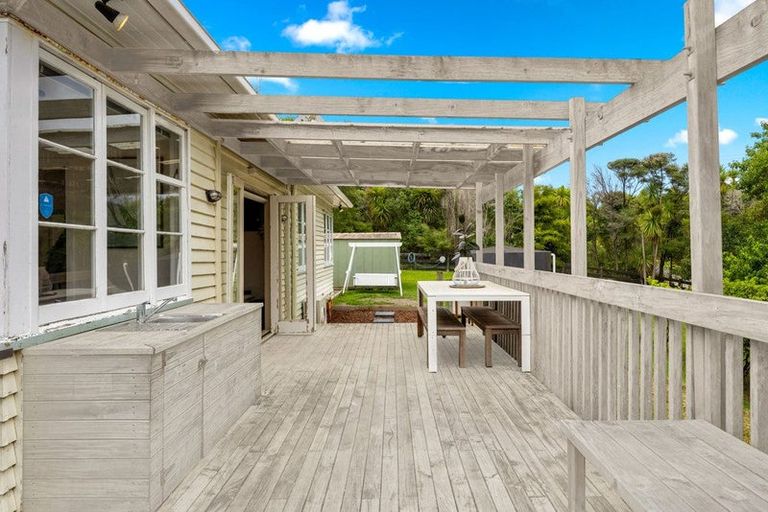 Photo of property in 2 Slater Road, South Head, Helensville, 0874