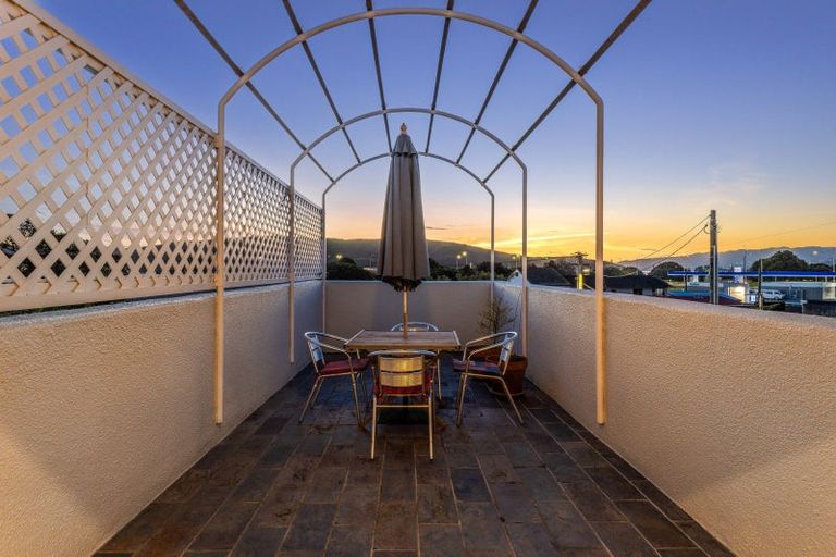 Photo of property in 32 Paremata Crescent, Paremata, Porirua, 5024
