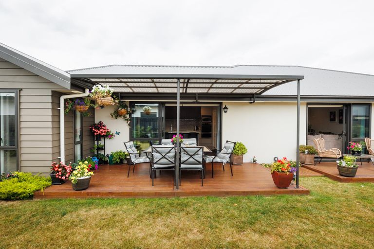 Photo of property in 71 Johnstone Drive, Fitzherbert, Palmerston North, 4410