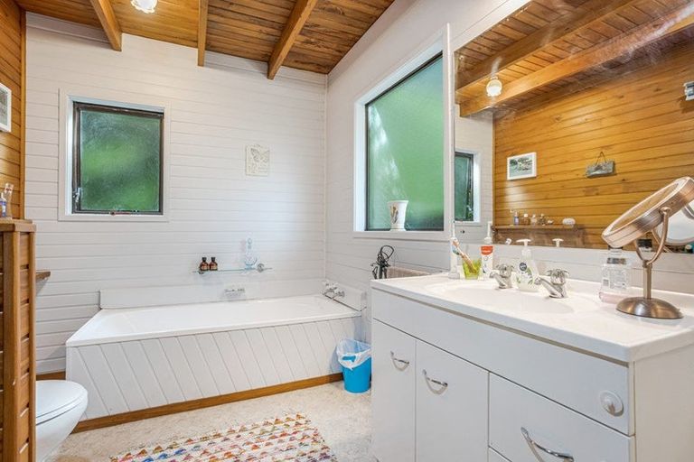 Photo of property in 26 Mceldowney Road, Titirangi, Auckland, 0604