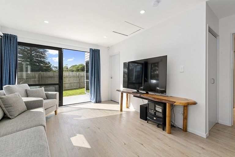 Photo of property in 16 Taupata Lane, Helensville, 0800