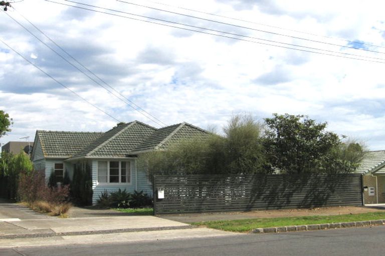Photo of property in 15 Alberta Street, Point Chevalier, Auckland, 1022