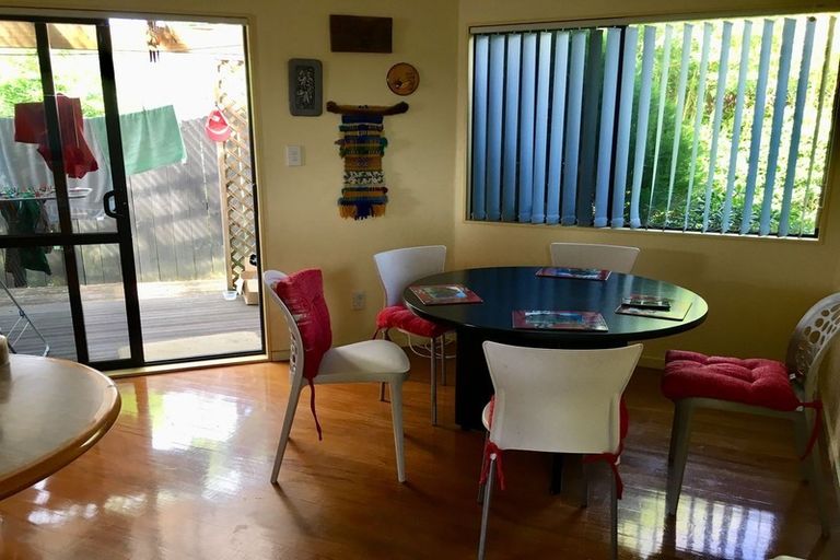 Photo of property in 15 Macadamia Close, Goodwood Heights, Auckland, 2105