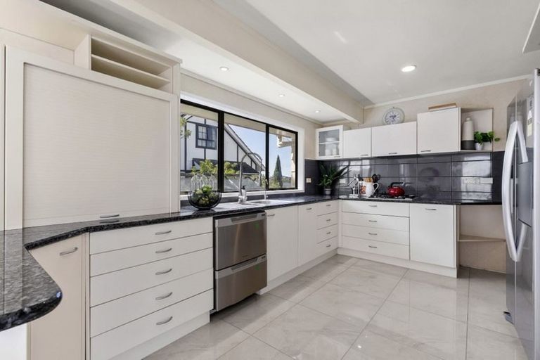 Photo of property in 203 Chelsea View Drive, Chatswood, Auckland, 0626