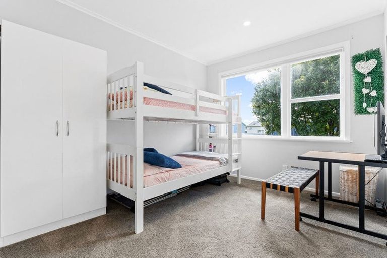 Photo of property in 15 Lendic Avenue, Henderson, Auckland, 0612