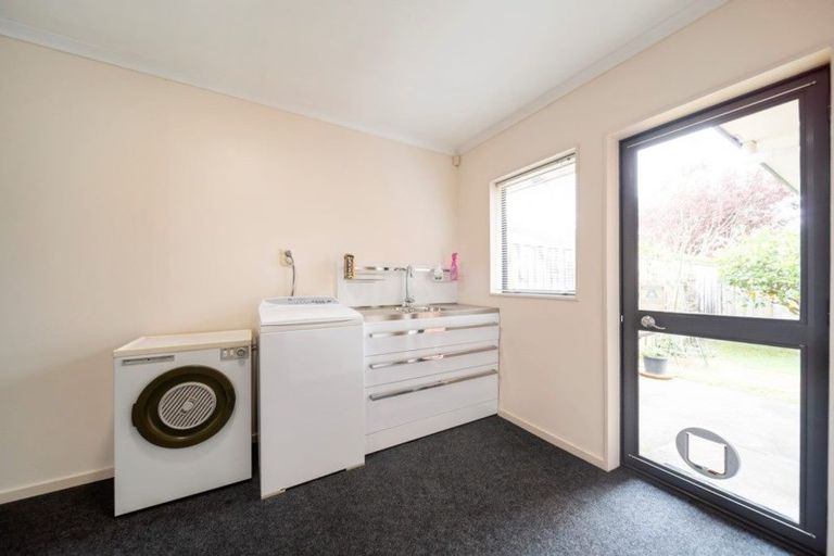 Photo of property in 2 Taylor Place, Merrilands, New Plymouth, 4312