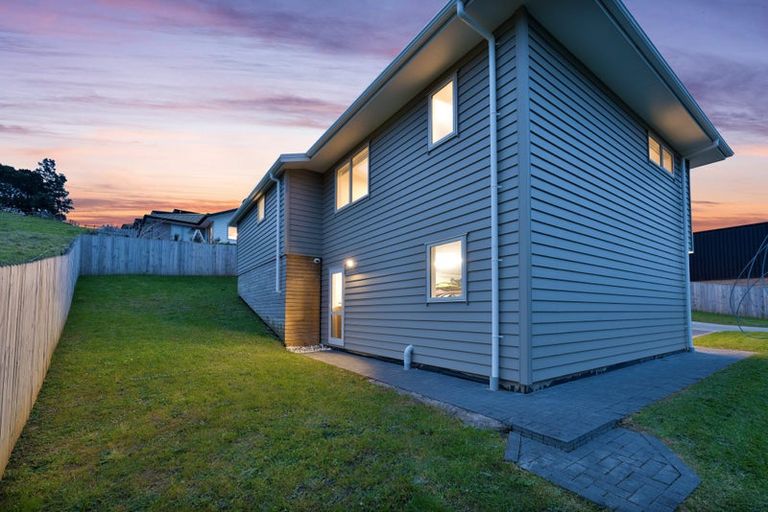 Photo of property in 17 Rauta Way, Helensville, 0800