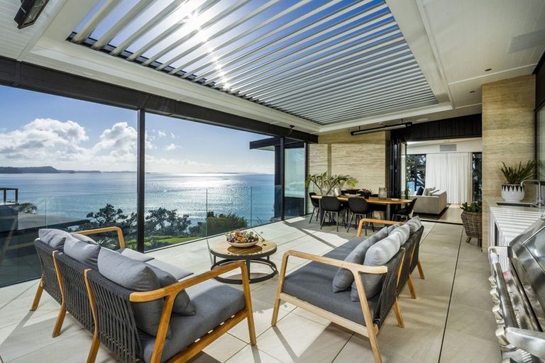 Photo of property in 31 Chelverton Terrace, Red Beach, 0932