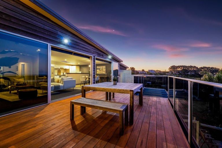 Photo of property in 14 Shearer Drive, Oakura, 4314