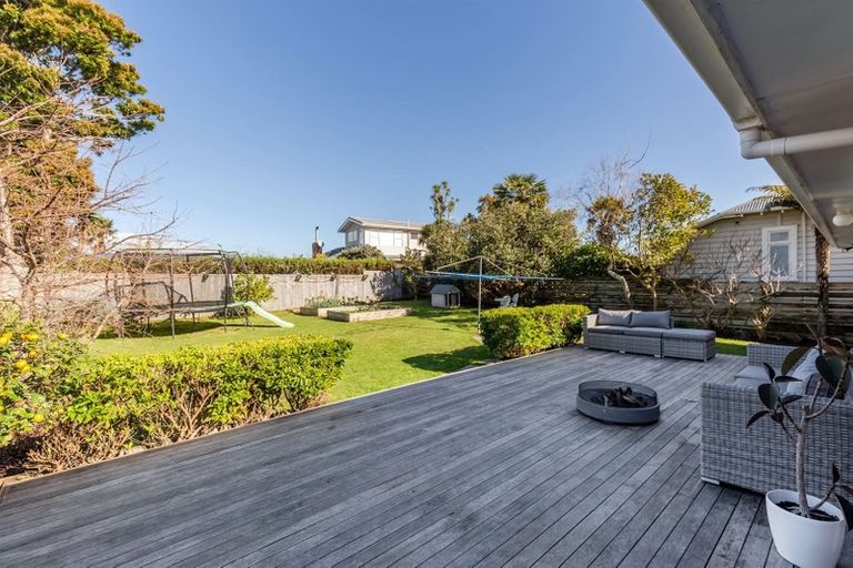 Photo of property in 33 Pupuke Road, Birkenhead, Auckland, 0627