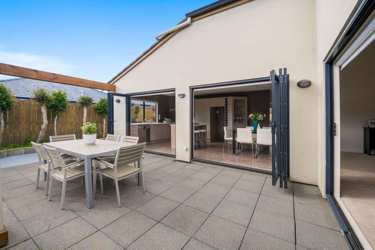 Photo of property in 25 Erne Crescent, East Tamaki, Auckland, 2016