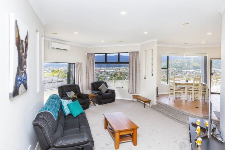 Photo of property in 17 Birkinshaw Grove, Riverstone Terraces, Upper Hutt, 5018