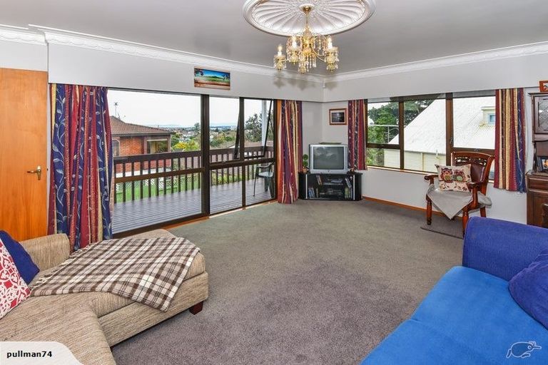 Photo of property in 1 Kingsclere Place, Goodwood Heights, Auckland, 2105