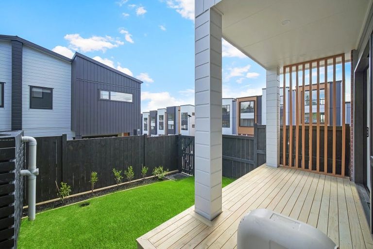 Photo of property in 2 Don Oliver Lane, Glen Eden, 0602