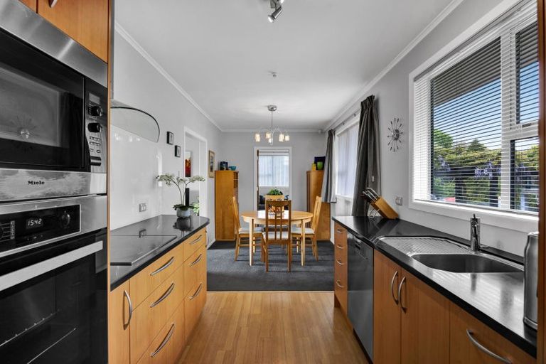 Photo of property in 42 Seaview Road, Marfell, New Plymouth, 4310