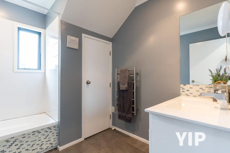 Photo of property in 5 Bennett Grove, Newlands, Wellington, 6037