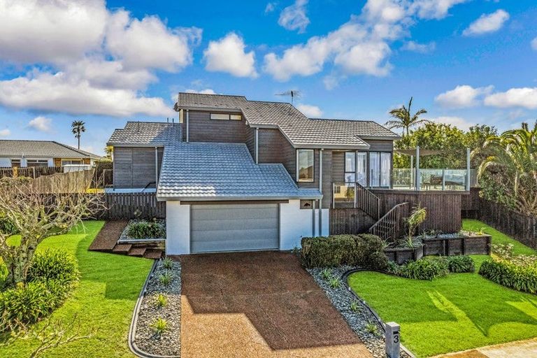 Photo of property in 3 Glucina Avenue, West Harbour, Auckland, 0618