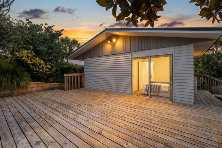 Photo of property in 3 Idyll Place, Northcross, Auckland, 0632