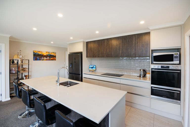 Photo of property in 71 Johnstone Drive, Fitzherbert, Palmerston North, 4410