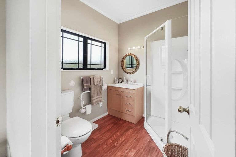 Photo of property in 20 Paraekaretu Street, Hunterville, 4730