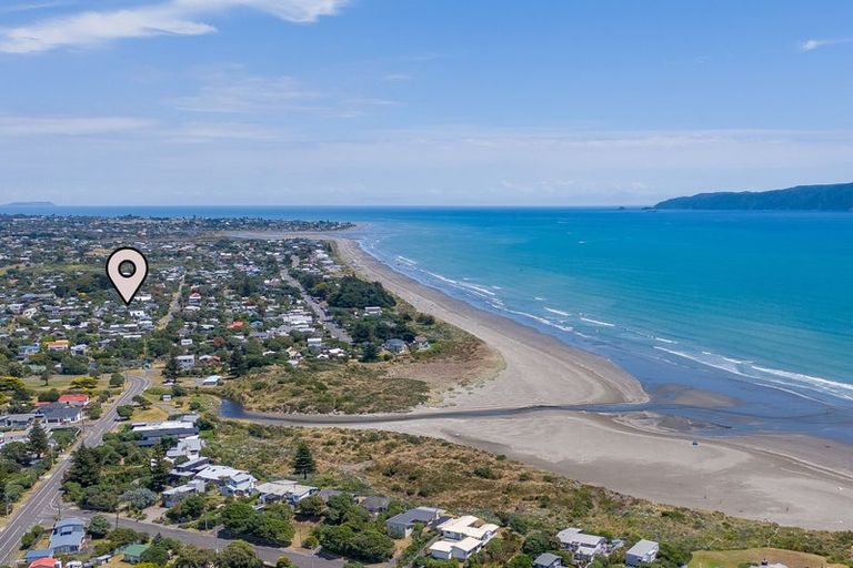 Photo of property in 16 Rauparaha Street, Waikanae Beach, Waikanae, 5036