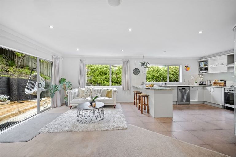 Photo of property in 31 Harrowglen Drive, Northcross, Auckland, 0632