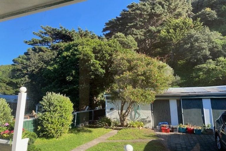 Photo of property in 121 Breaker Bay Road, Breaker Bay, Wellington, 6022