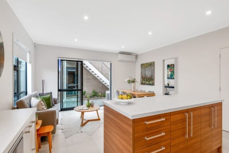 Photo of property in 4 Pepene Avenue, Takanini, 2112