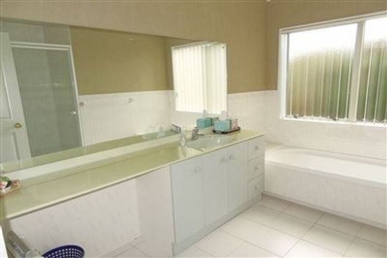 Photo of property in 22 Vanderbilt Parade, Albany, Auckland, 0632