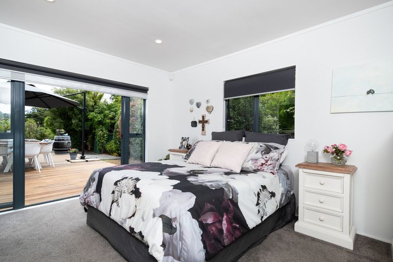 Photo of property in 12 Opanuku Road, Henderson Valley, Auckland, 0612