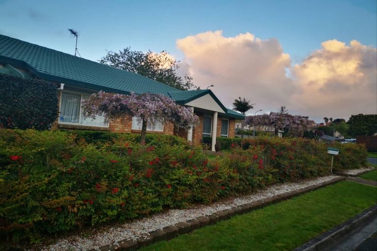 Photo of property in 1 Camerton Close, Northpark, Auckland, 2013