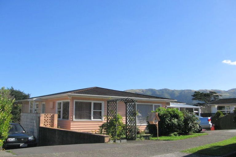 Photo of property in 7 Peckham Grove, Tawa, Wellington, 5028