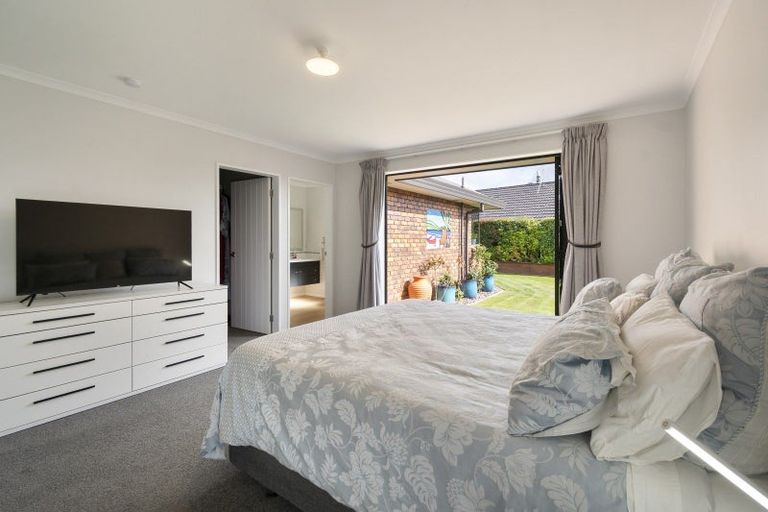 Photo of property in 11 Geneva Terrace, Kelvin Grove, Palmerston North, 4414