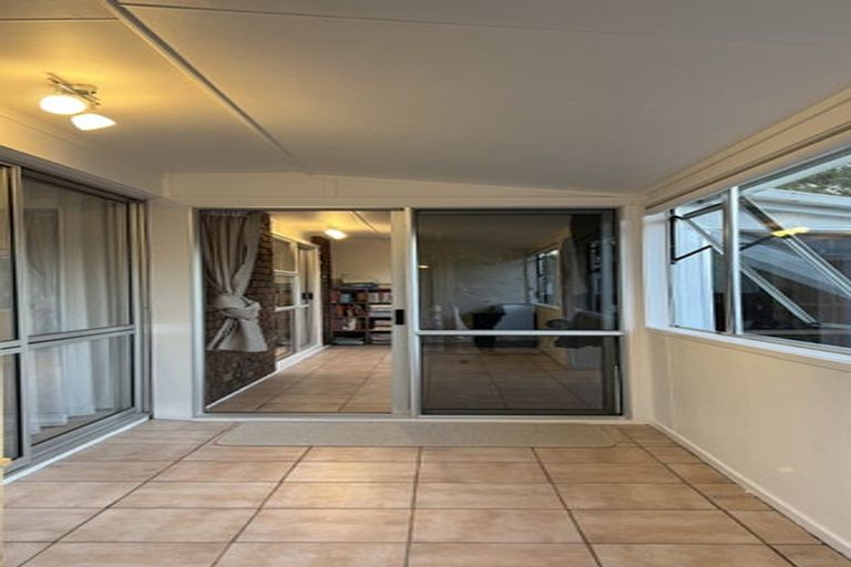 Photo of property in 2/40 Blacklock Avenue, Henderson, Auckland, 0612