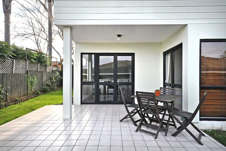 Photo of property in 1/16 Glucina Avenue, West Harbour, Auckland, 0618