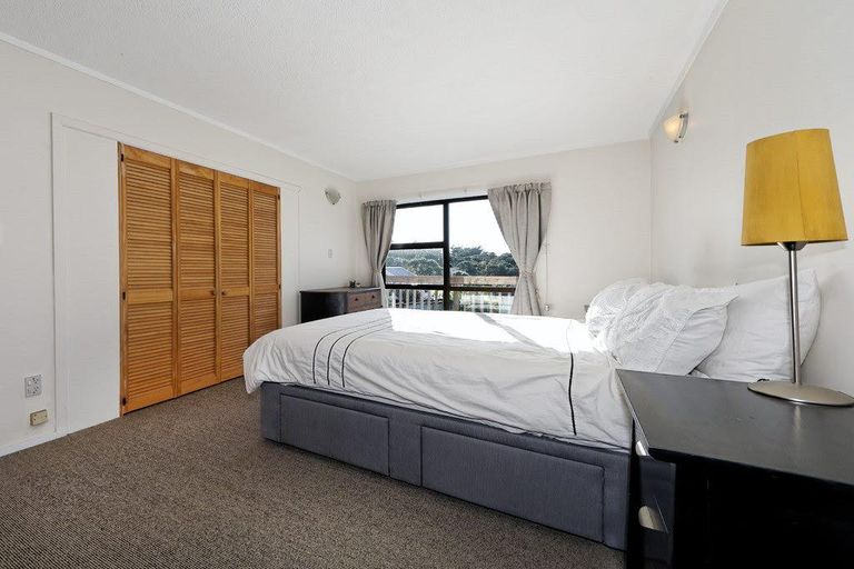 Photo of property in 12 Harrybrook Road, Green Bay, Auckland, 0604