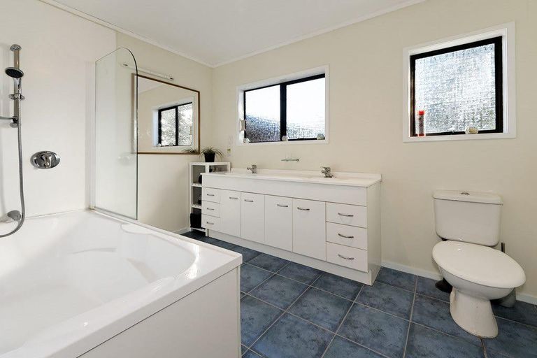 Photo of property in 12 Harrybrook Road, Green Bay, Auckland, 0604