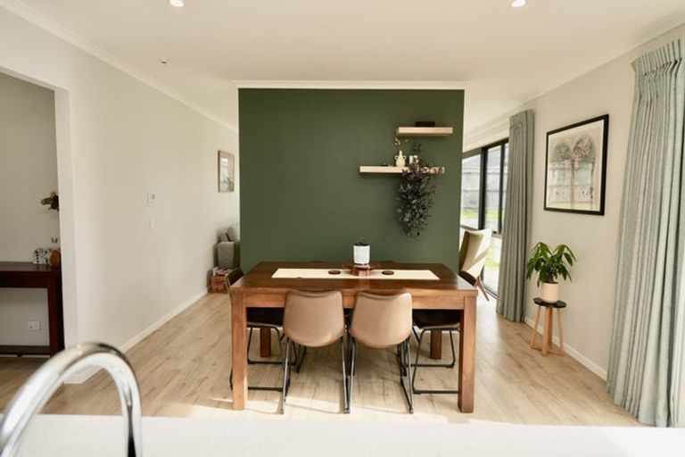 Photo of property in 202 Pacific Drive, Fitzherbert, Palmerston North, 4410