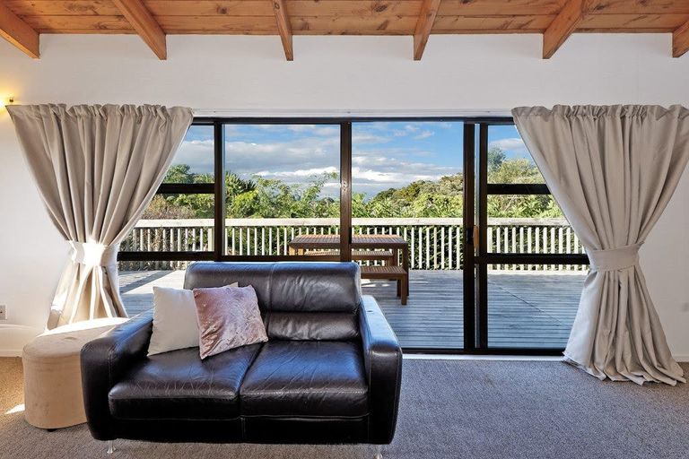 Photo of property in 12 Harrybrook Road, Green Bay, Auckland, 0604