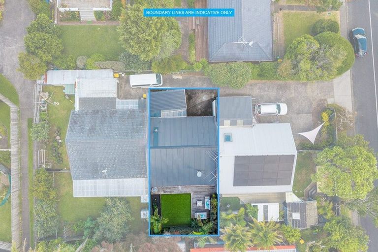 Photo of property in 2/40 James Evans Drive, Northcote, Auckland, 0627