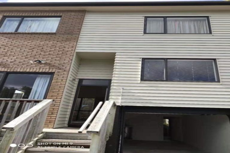 Photo of property in 1/2 Swan Hill Drive, Glen Eden, Auckland, 0602