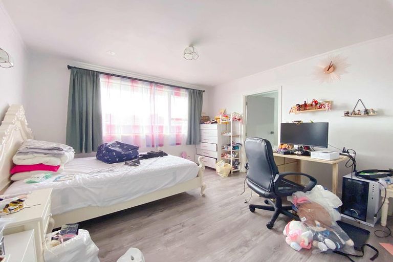 Photo of property in 46 Target Road, Totara Vale, Auckland, 0629