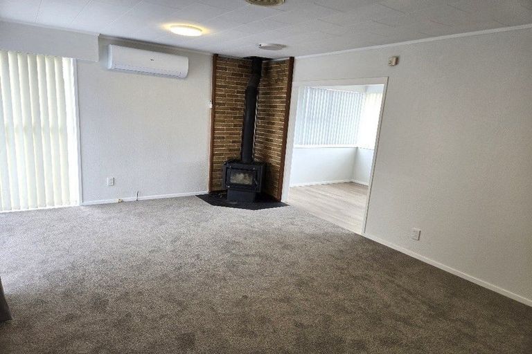 Photo of property in 2/56 Cockayne Crescent, Sunnynook, Auckland, 0620