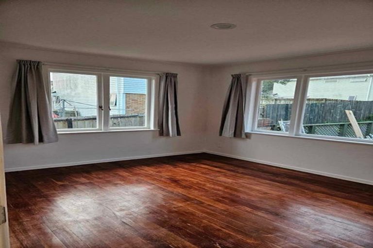 Photo of property in 1/8 Alston Avenue, Kelston, Auckland, 0602