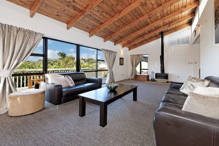 Photo of property in 12 Harrybrook Road, Green Bay, Auckland, 0604