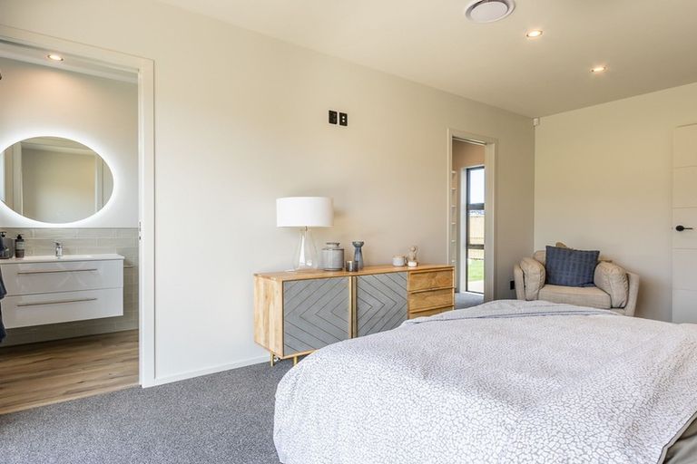 Photo of property in 8 Mirek Street, Waikanae, 5036